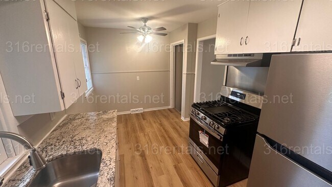 Building Photo - $1250 - 3 bed 1 bath with basement - Singl...