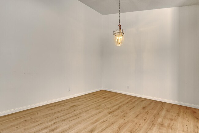 Building Photo - 1301 Sun Terrace Ct