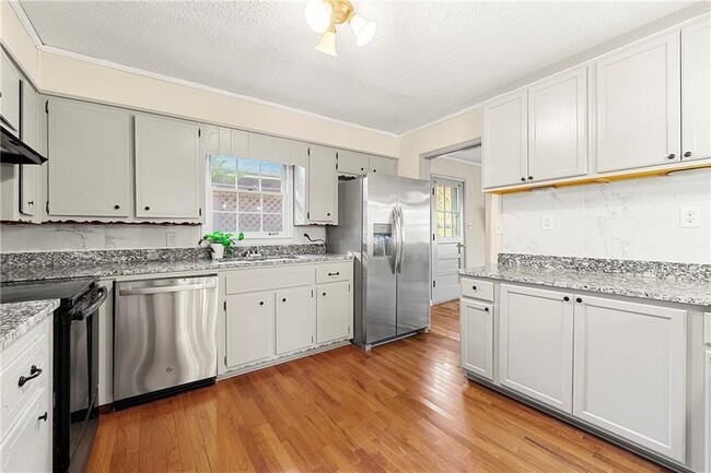 Building Photo - 552 Duke Dr