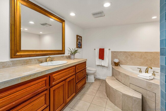 Building Photo - 2420 Torrey Pines Rd