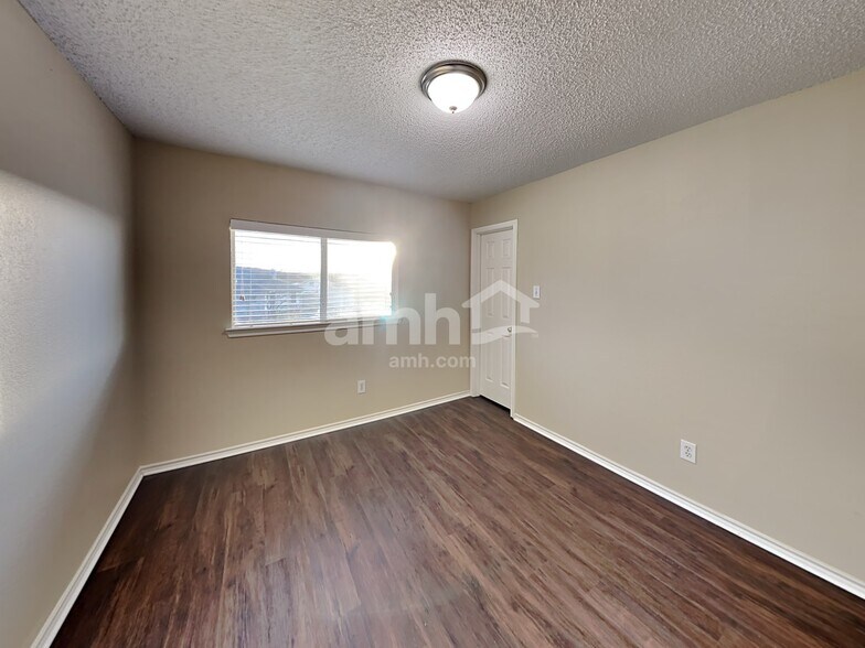 Building Photo - 316 Sunset Oak Dr