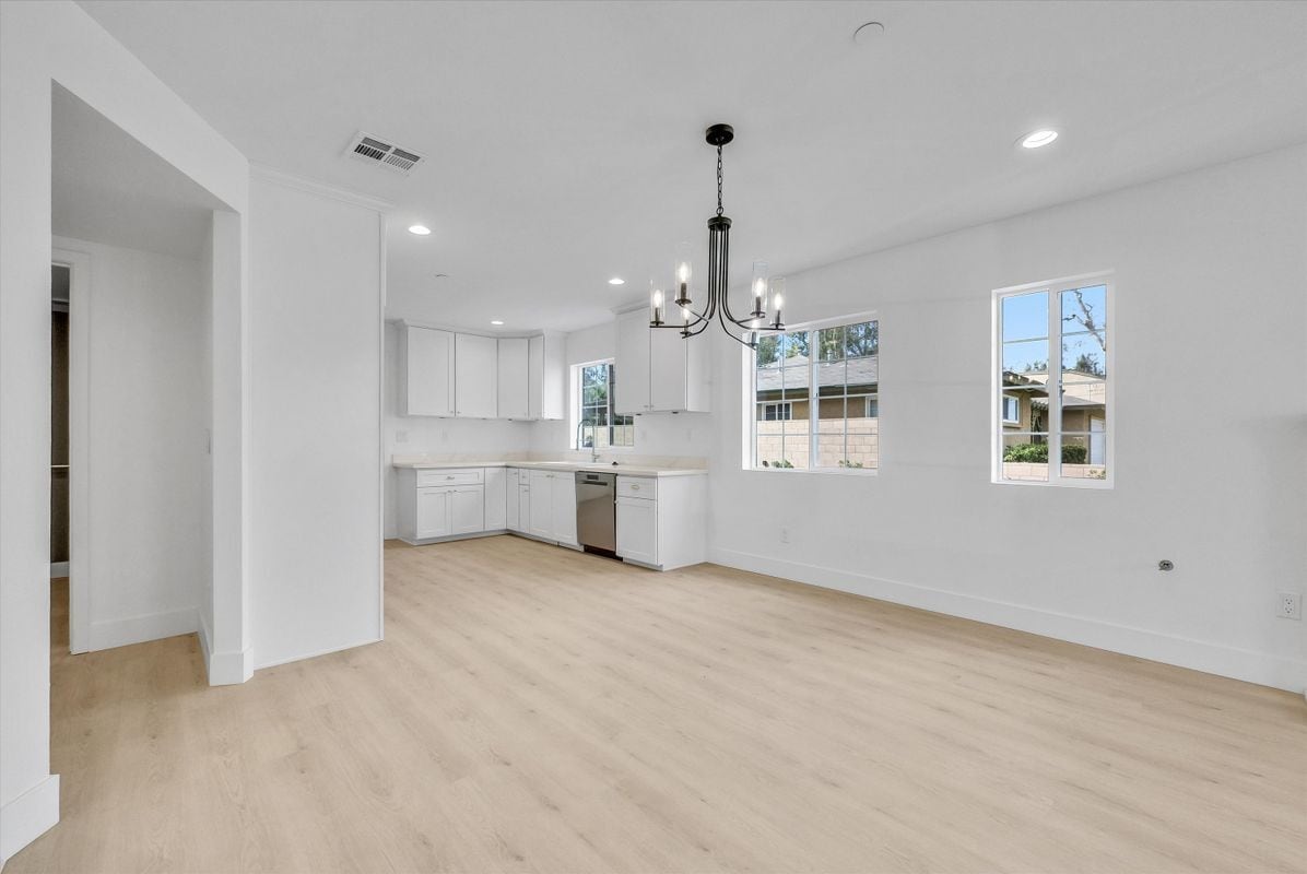 Building Photo - 16385 Valencia Ave