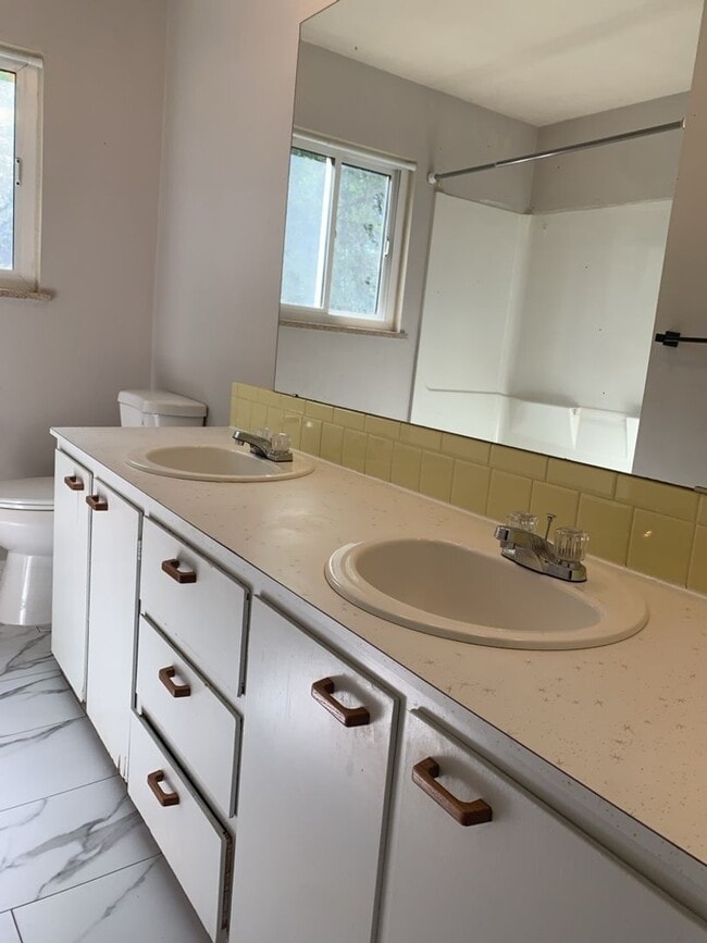 Building Photo - STUDENTS WELCOME! 4 Bedroom / 2 Bath Home Near CSU