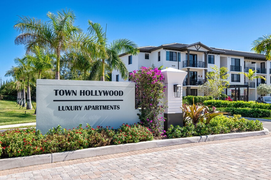 Building Photo - Town Hollywood