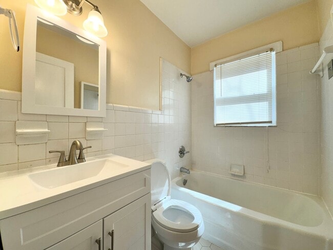 Building Photo - Kirkwood 2 BR