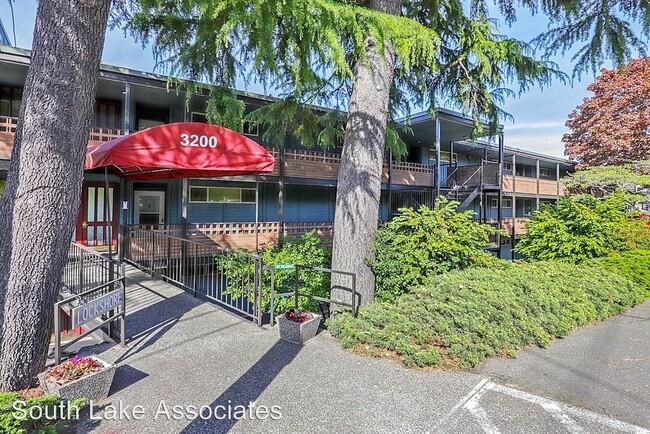 Building Photo - 2 br, 1 bath House - 3200 W. Commodore Way...
