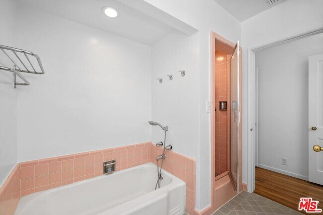 Building Photo - 513 Arbramar Ave