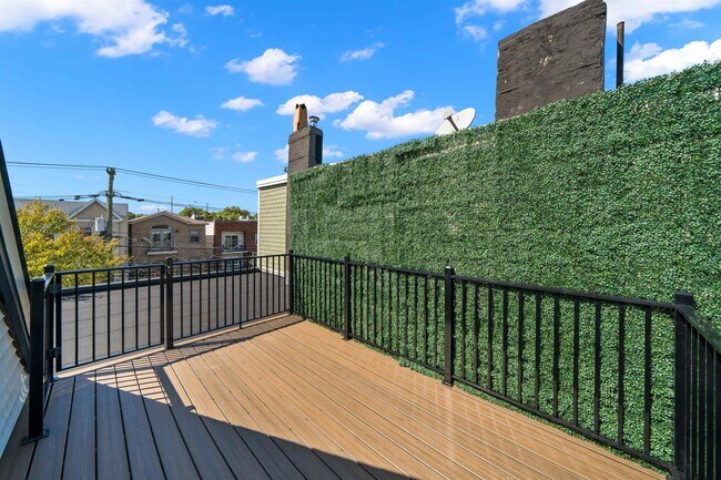 Primary Photo - 604 Palisade Ave