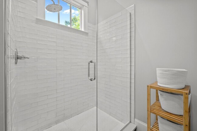 Building Photo - Gorgeous Renovation near Downtown Durham -...