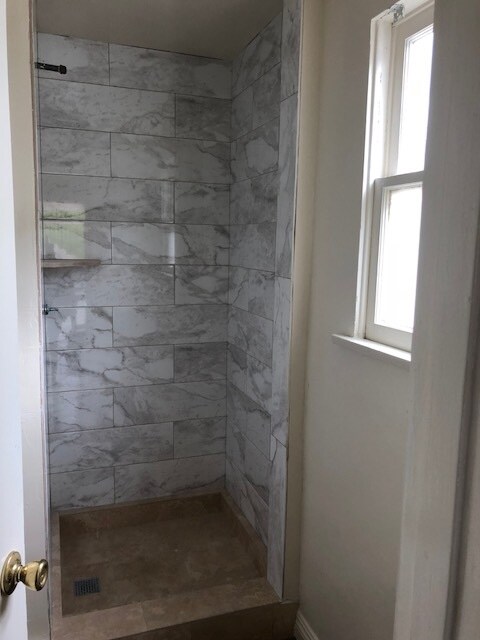 Building Photo - 916 N Screenland Dr