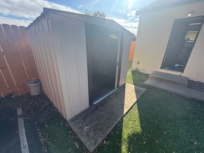 Building Photo - 3 bedroom, 1 bath Single Family Home