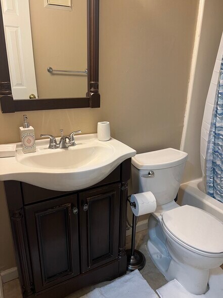 Building Photo - 700 Windsong Cir