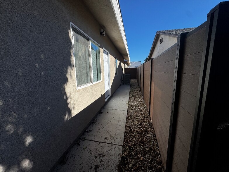 Building Photo - 276 E 2nd St