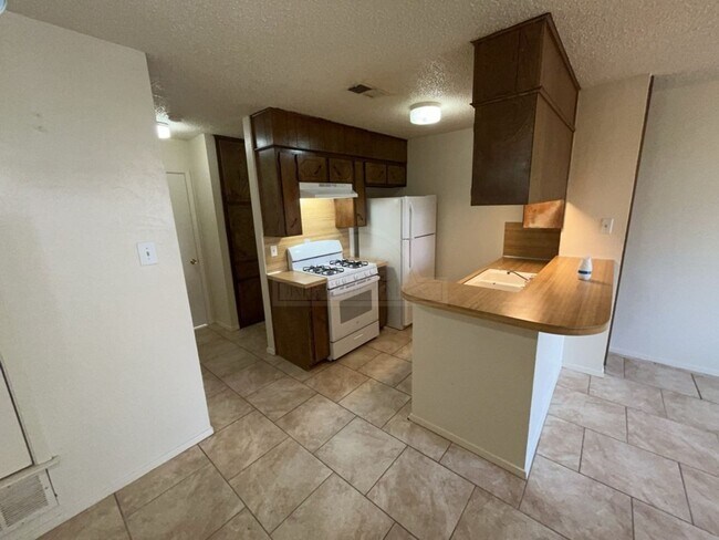 Building Photo - 2210 Silverway Dr