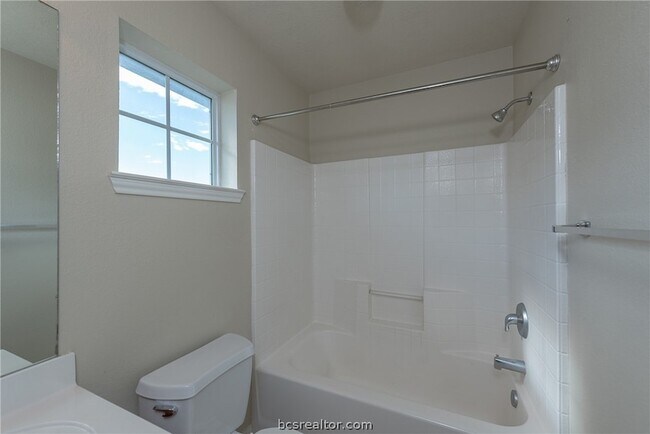 Building Photo - 2909 McLaren Dr