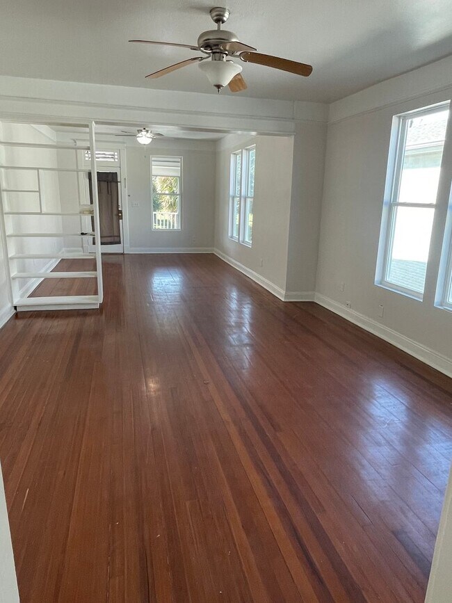 Building Photo - Newly Updated 1BD/1BA in Lakeview