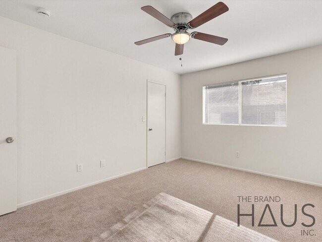 Building Photo - 2.5 Bed + 1.5 Bath + 2 Car Garage + Centra...