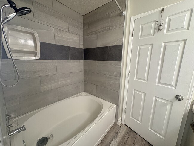 Building Photo - 4049 Montreal Loop NE