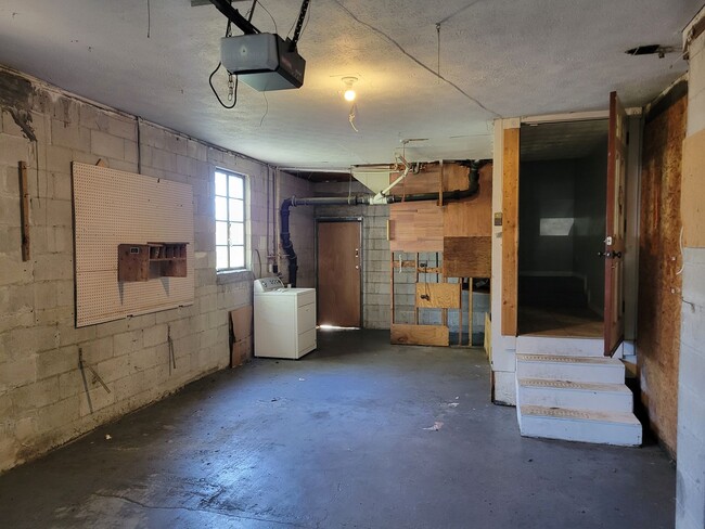 Building Photo - Spacious 4 Bedroom 2 Bath Home with Hardwo...
