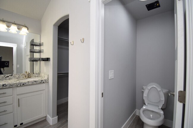 Building Photo - Spacious and Bright 5 Bed 3.5 Bath in Riverton!!