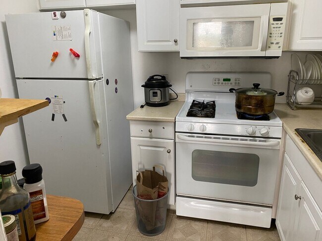 Building Photo - Large 1bd in desirable Brook House. West f...