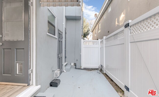 Building Photo - 1125 1/2 Glenville Dr