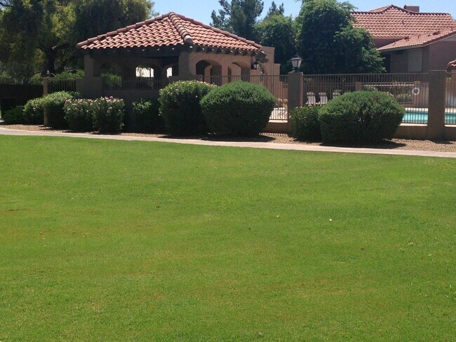 Building Photo - **BEAUTIFUL 2br/2.5ba TOWNHOME (ELLIOTT & ARIZONA AVE)