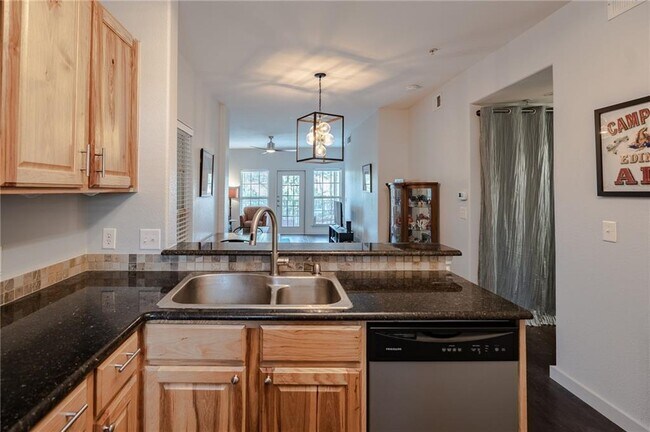 Building Photo - 6810 Deatonhill Dr