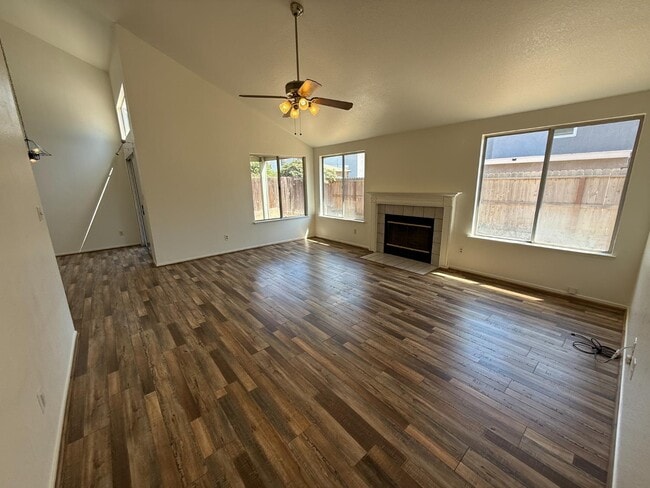 Building Photo - 2115 E Minarets Ave