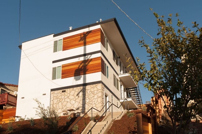 Building Photo - This beautifully updated  1 bed / 1 bath a...