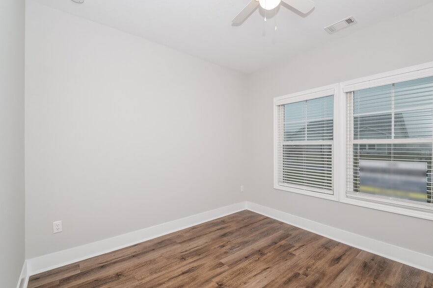 Building Photo - 1053 Autumns Wood Cir E