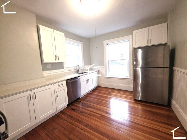 Building Photo - No Brokers Fee, Washington Sq. Area, Heat, Hot Water Included, Lage Bedrooms, Eat-in Kitchen, Lau...