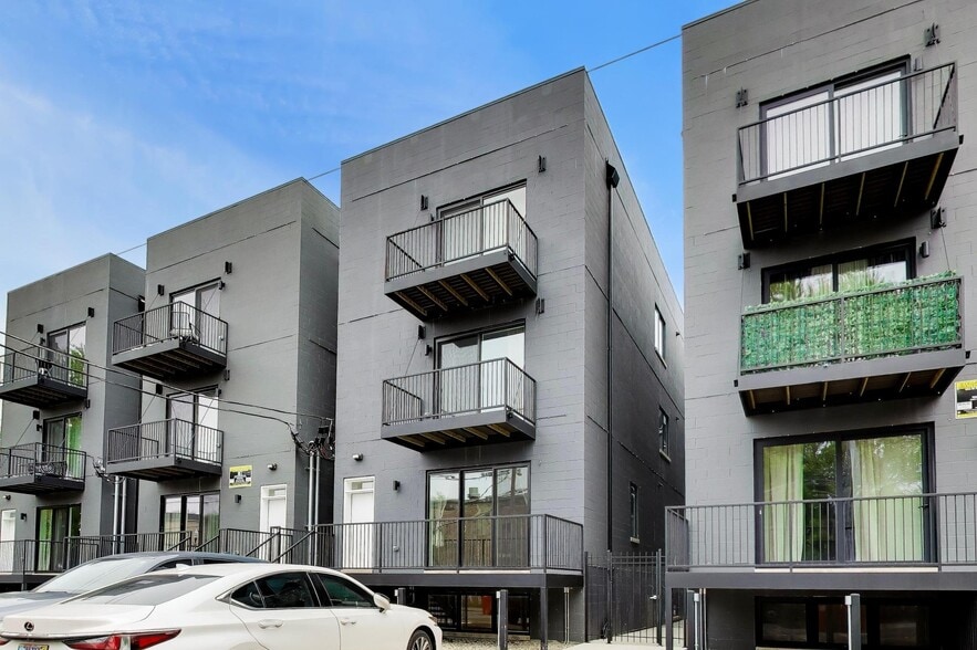 Building Photo - 3950 S Indiana Ave