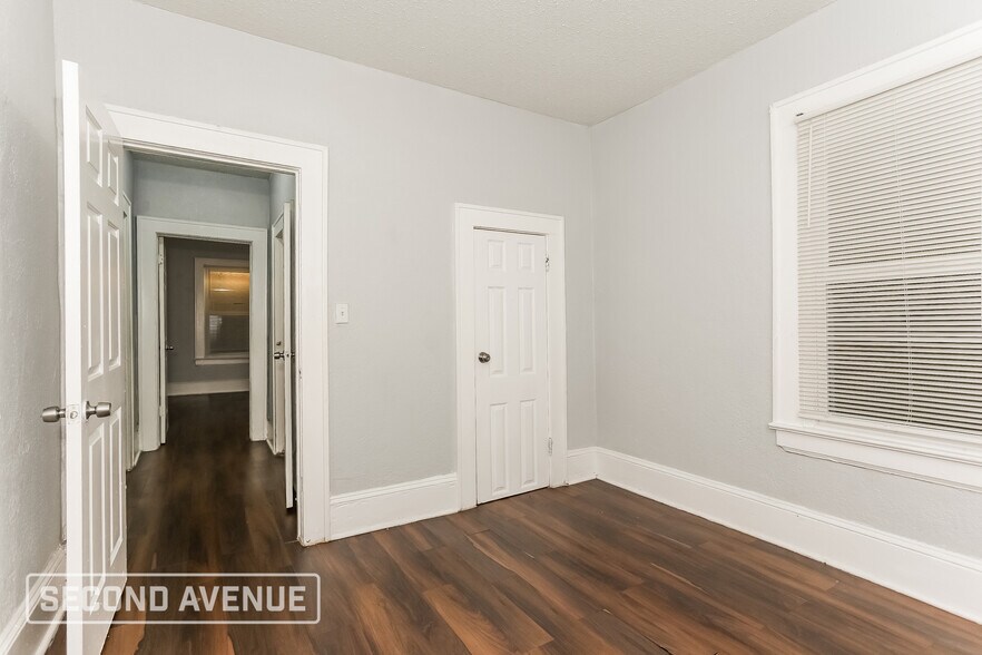 Building Photo - 1417 W 6th St