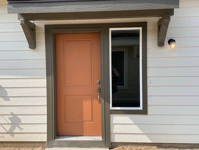 Building Photo - Newer 2 bedroom, 1 bath, 1 car garage home!