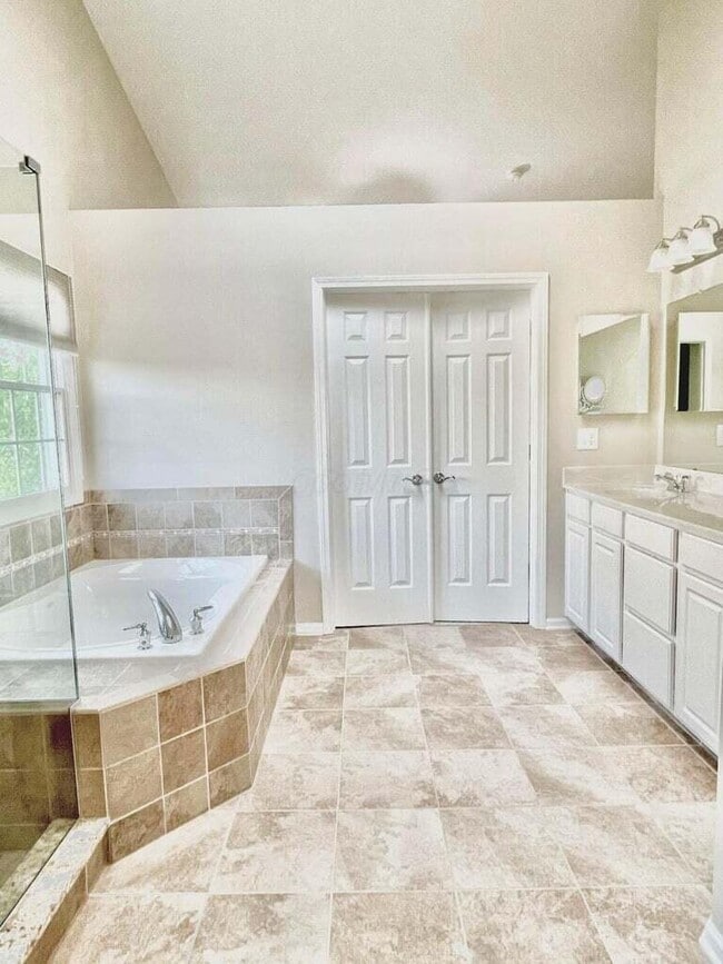 Building Photo - 7492 Fairfield Lakes Dr