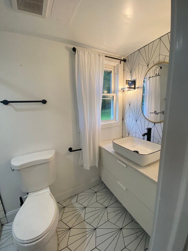 Building Photo - Stylish 5 Bedroom home in Fort Washington