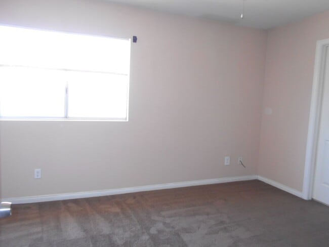 Building Photo - Spacious 4 bedroom Home Located in the Desirable Area of Henderson!