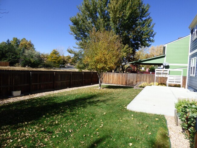 Building Photo - NEWER CARPET & STAINLESS FRIDGE!! BACKS TO...