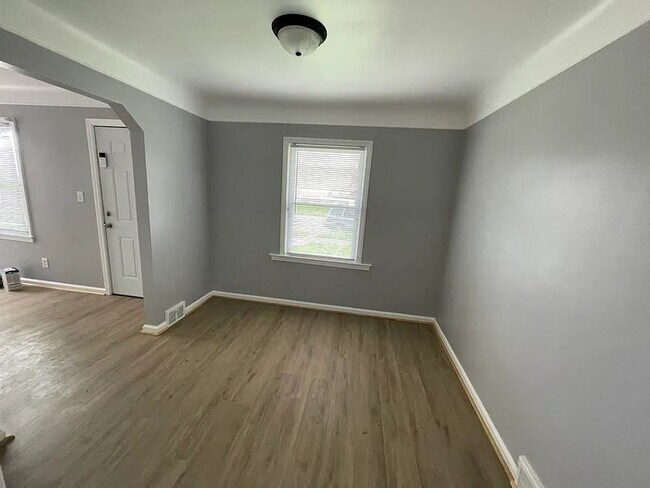 Building Photo - 3 bed 1 bath Home