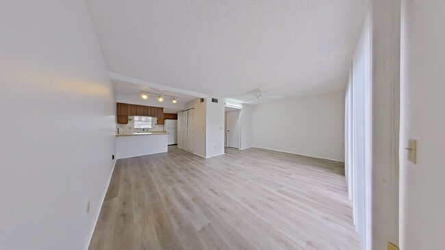 Building Photo - Spacious 3-Bedroom Townhome with Private B...