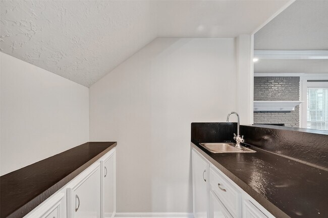 Building Photo - 2402 Oak Shores Dr
