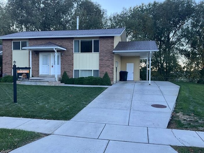 Building Photo - 2 bdrm 1 bath Duplex. Small Dog Friendly