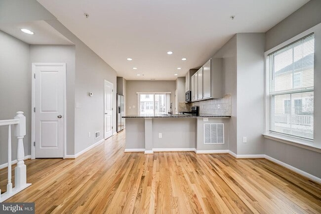 Building Photo - 252 Hemingway Dr