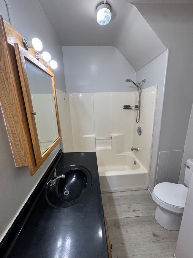 Building Photo - 411 Boltz St