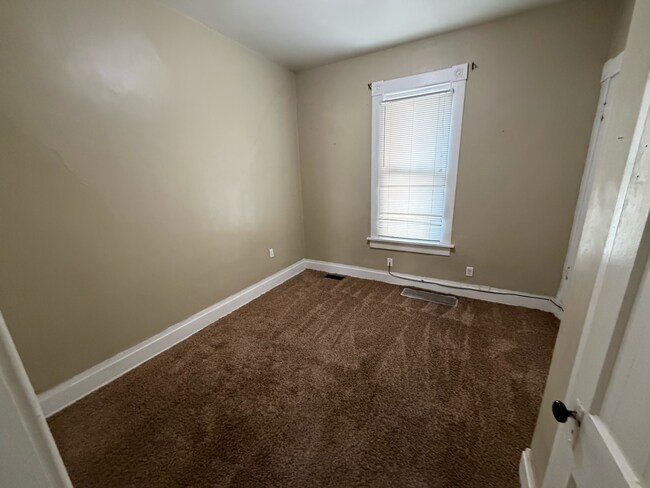 Building Photo - 1490 Indianola Ave