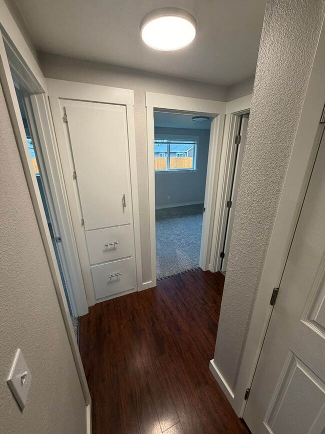 Building Photo - Large Updated 2 Bedroom with New Appliances!