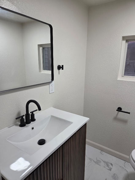 Building Photo - 1600 E 77th Terrace