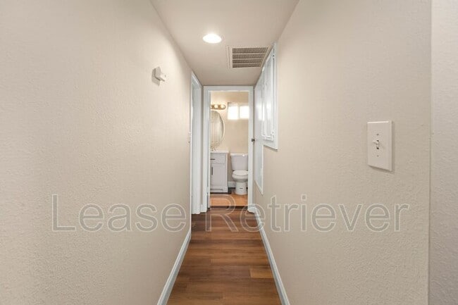 Building Photo - 940 Palm Cir
