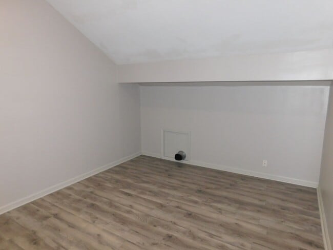 Building Photo - REMODLED